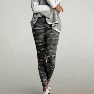 Cabi ATC Camo Leggings Style 3931
Size: S